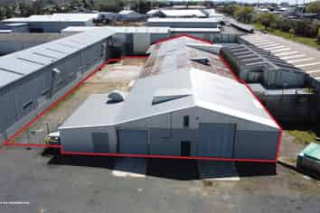 Industrial warehouse with exclusive yard