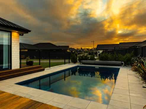 8 Hurricane Way, Burleigh