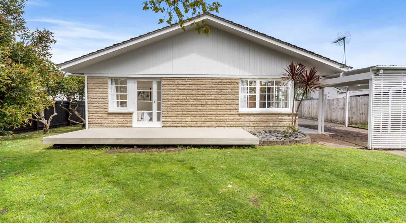 2/11 Vivian Wilson Drive, Eastern Beach, Manukau City For Sale