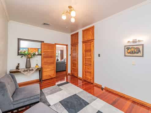100 Western Line, Brunswick