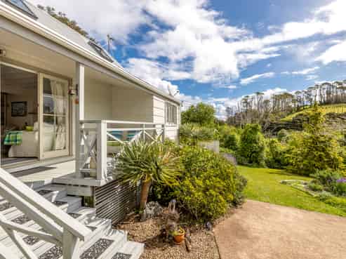 4 Waiata Road, Onetangi