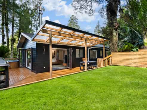 408 Scenic Drive, Waiatarua