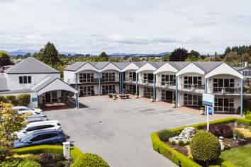 Lakefront freehold going concern - Te Anau