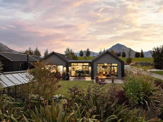 2 Caithness Court, JACKS POINT