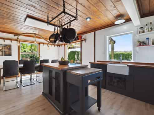 5 Wynyard Street, NORMANBY