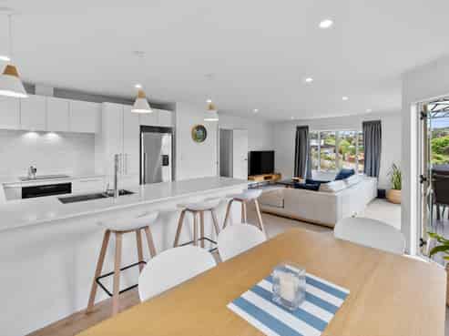 2/893 Beach Road, Waiake