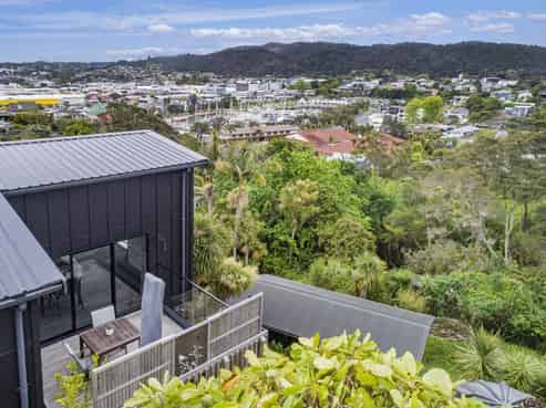 6 The Bluff, Riverside