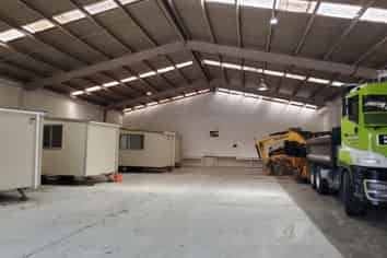 High-stud Warehouse Plus Yard space