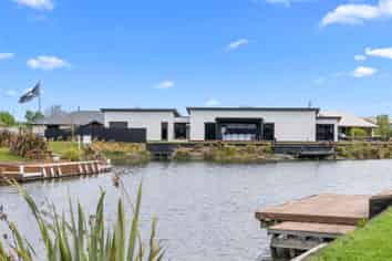 8 Halston Close, Huntingdon/Lake Hood