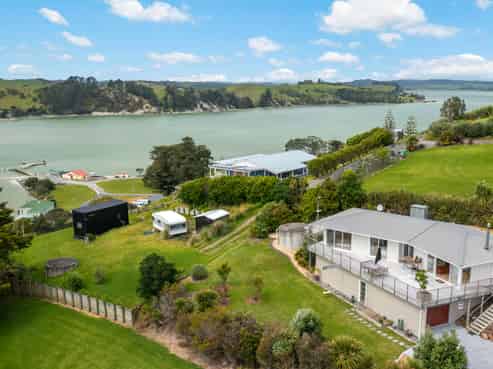 7B Emay Crescent, Paparoa