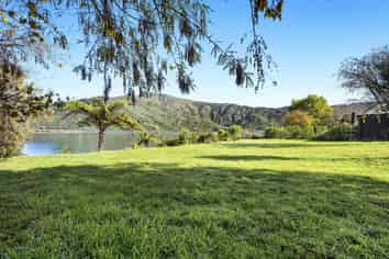 1735 Queen Charlotte Drive, Picton