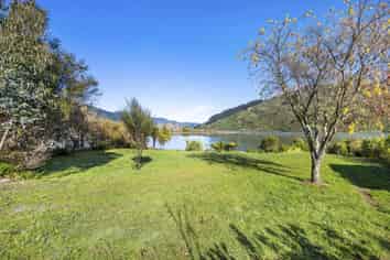 1735 Queen Charlotte Drive, Picton