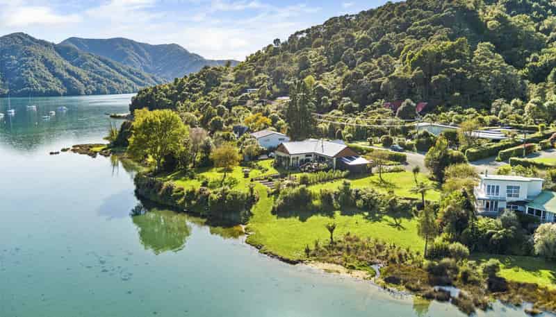 1735 Queen Charlotte Drive, Picton
