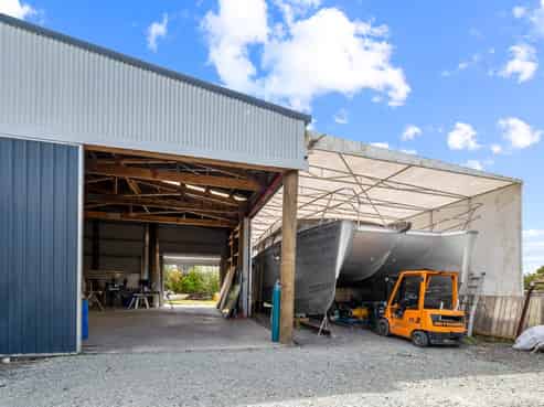 HOLDING INCOME + SUBDIVISION POTENTIAL
