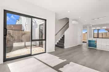 3/7 Kingfisher Place, Favona