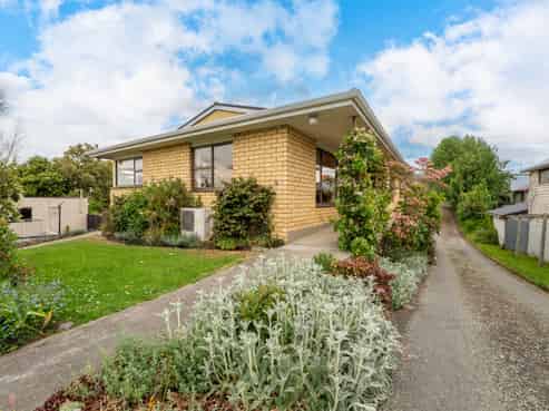 16 Maltby Avenue, West End
