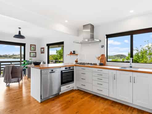 17 Young Street, Mahurangi East