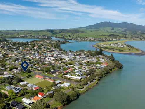 17 James Street , Raglan