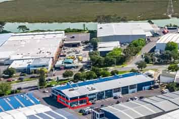 Ground Floor Multi-Use Unit with Carparks