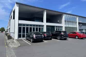 Ground Floor Multi-Use Unit with Carparks