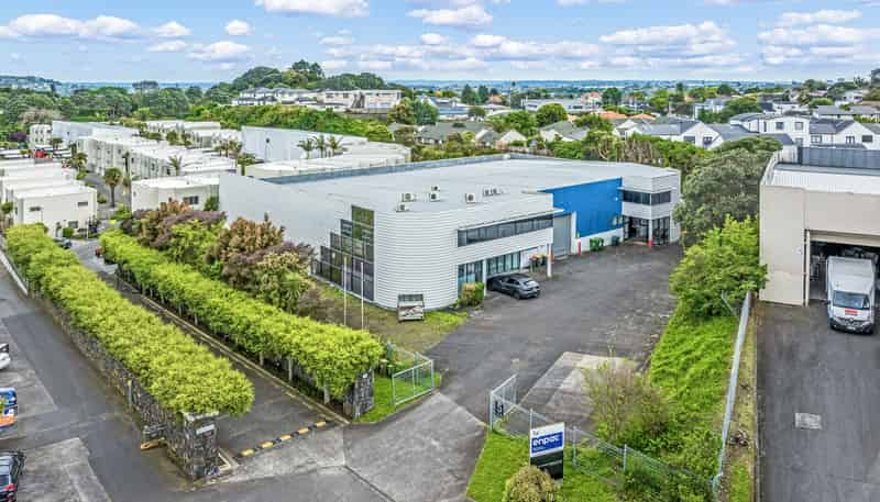 A and B/5 Hunters Park Drive, Mount Eden