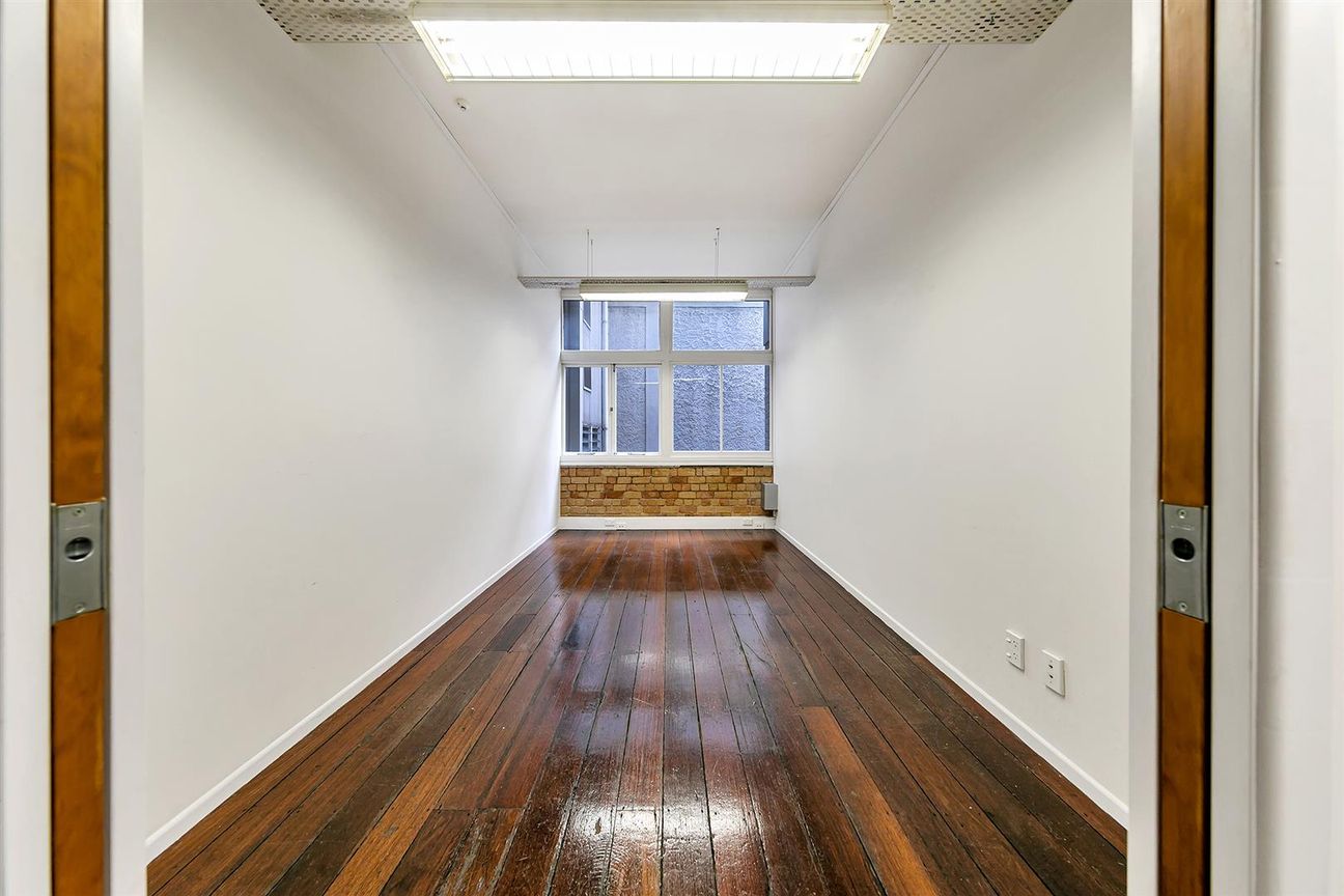 Cathedral House Office with Parking - Fler