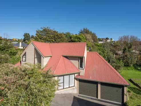 32 The Ridgeway, Enner Glynn