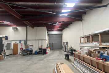 Quality Warehouse with 9 Carparks