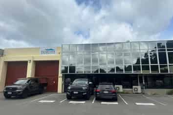 Quality Warehouse with 9 Carparks