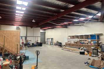 Quality Warehouse with 9 Carparks