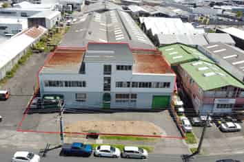 VERSATILE WAREHOUSE/SHOWROOM ON PORTAGE ROAD
