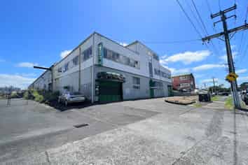 VERSATILE WAREHOUSE/SHOWROOM ON PORTAGE ROAD
