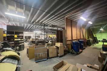 VERSATILE WAREHOUSE/SHOWROOM ON PORTAGE ROAD

