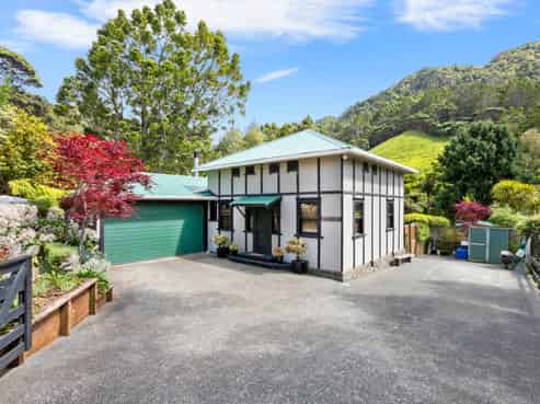 35 Whatipu Road, Huia