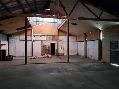 Central freehold warehouse or workshop