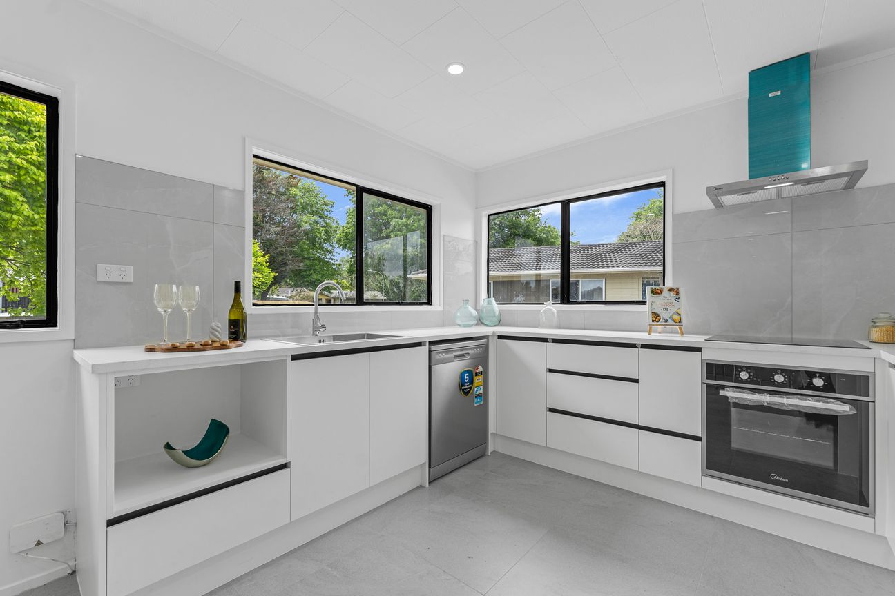 FULLY RENOVATED GEM - MOVE IN READY! - Widok 2