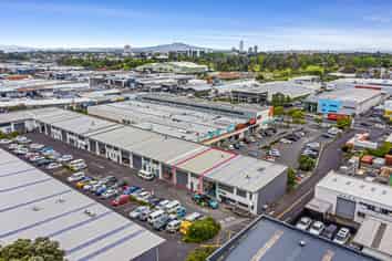 Vendor has left the country – unit must be sold!