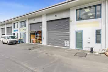 Vendor has left the country – unit must be sold!