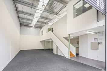 Vendor has left the country – unit must be sold!