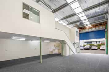 Vendor has left the country – unit must be sold!