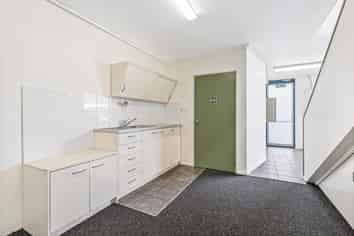 Vendor has left the country – unit must be sold!