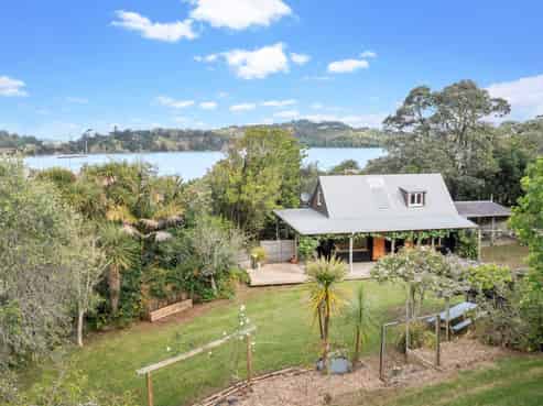 1 Young Street, Mahurangi East