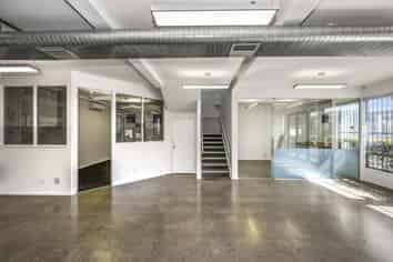 Outstanding office, showroom and warehouse