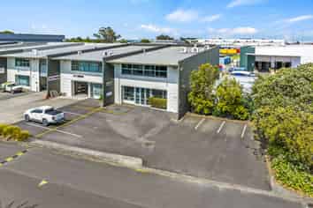 Outstanding office, showroom and warehouse