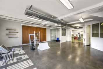 Outstanding office, showroom and warehouse