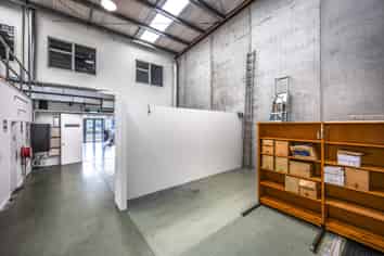 Outstanding office, showroom and warehouse