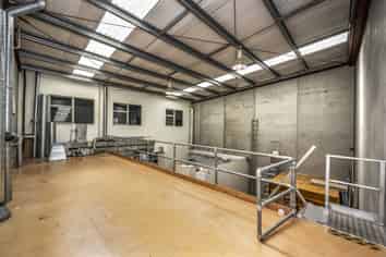Outstanding office, showroom and warehouse