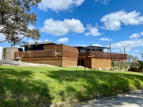 6 Wiki Brown Road, Topuni