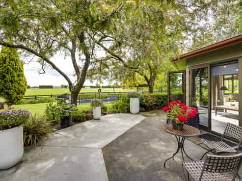 1394 Railway Road, Longlands