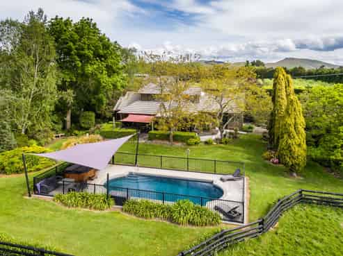 1394 Railway Road, Longlands